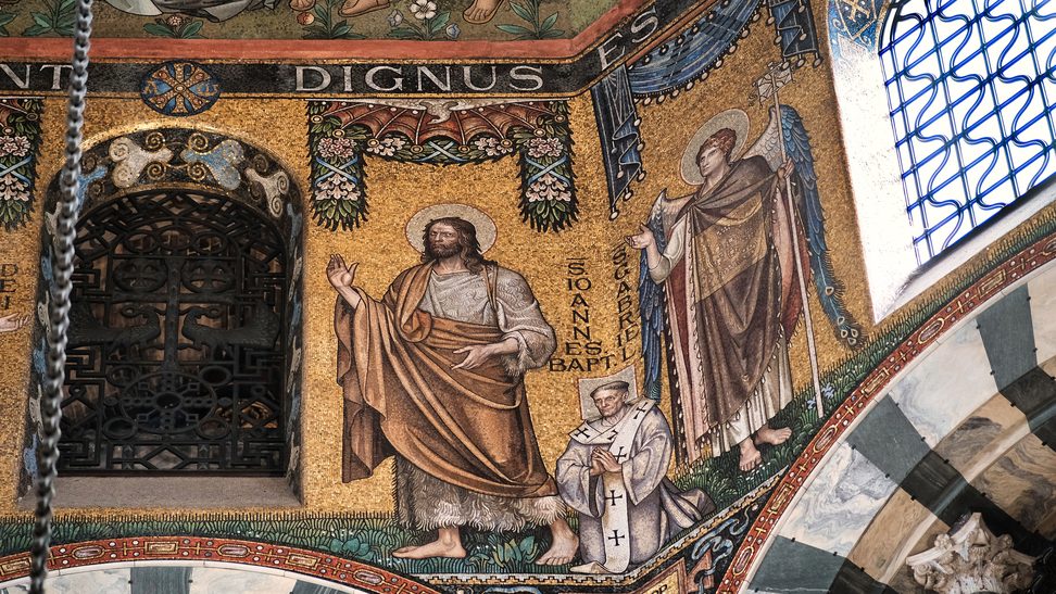 Gold-ground mosaics of saints on the arches of the gallery of Aachen Cathedral