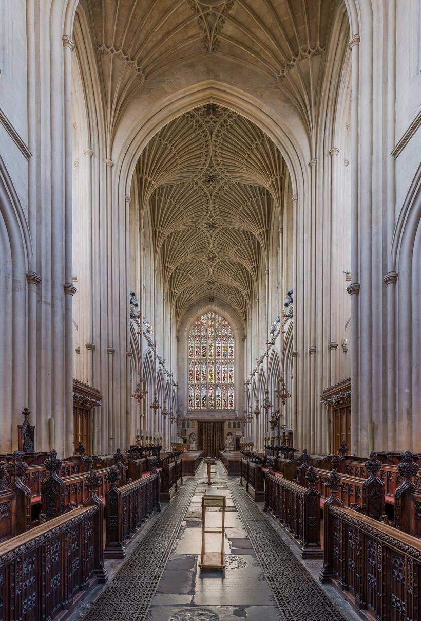 The nave of Bath Abbey looking east with fan vaulting above