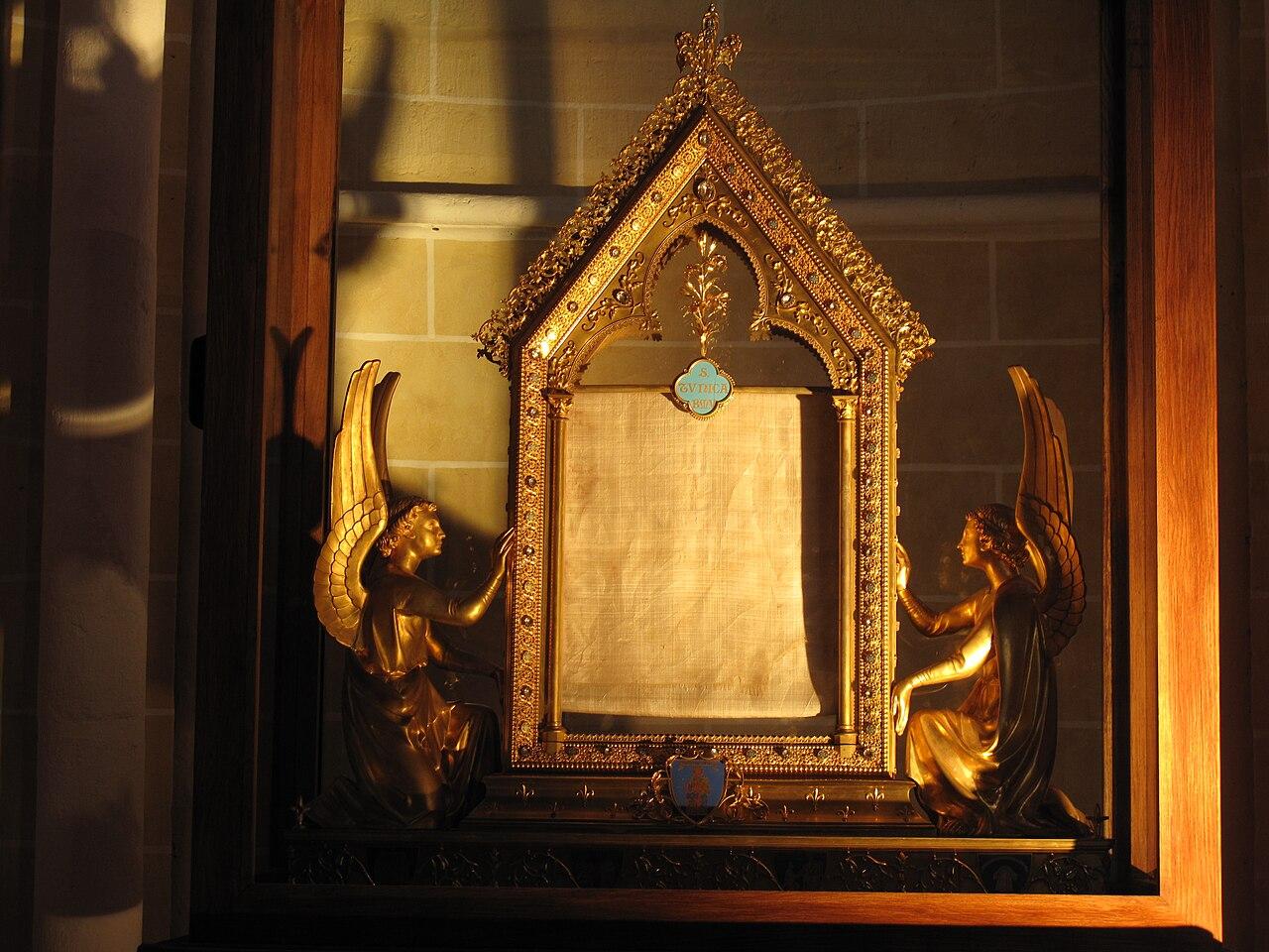 The gilded reliquary frame holding the Veil of the Virgin at Chartres, flanked by two angels