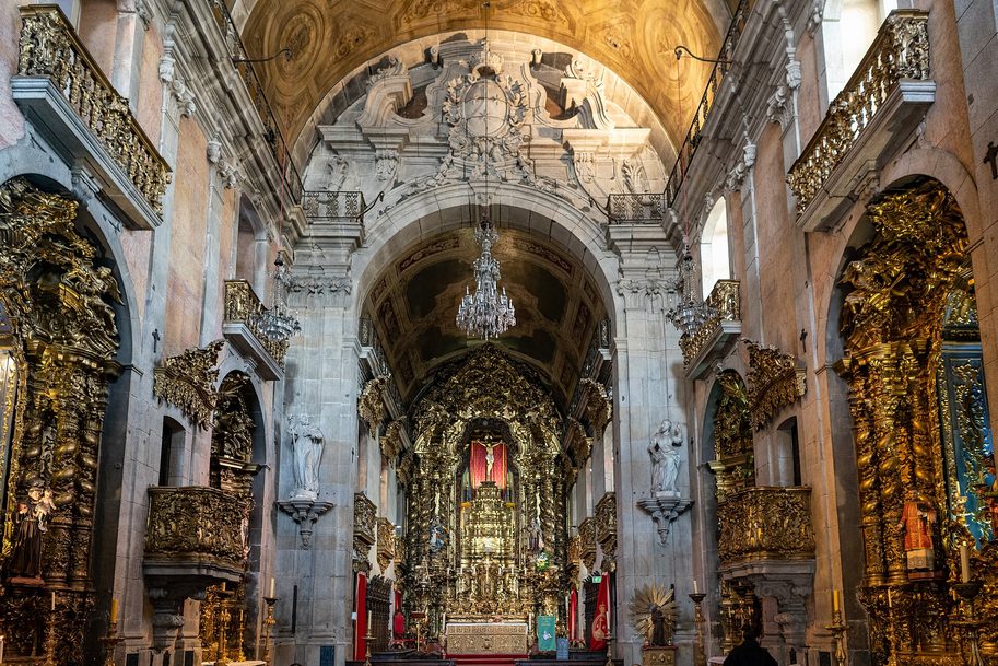 The interior of the Igreja do Carmo, a single nave with gilded side altars leading to the golden high altar