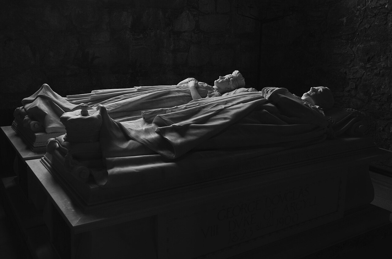 The marble effigies of the 8th Duke of Argyll and his wife in Iona Abbey