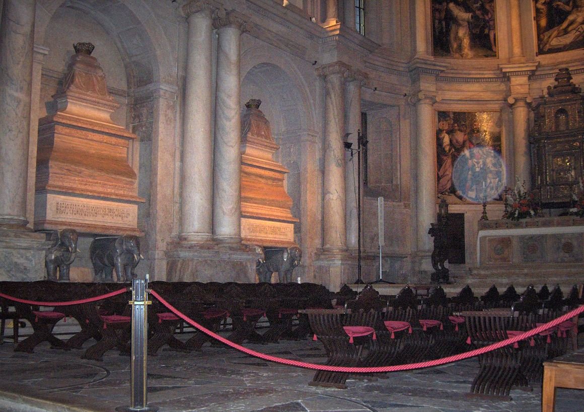 The chancel of Jeronimos Monastery with the royal tombs along its sides