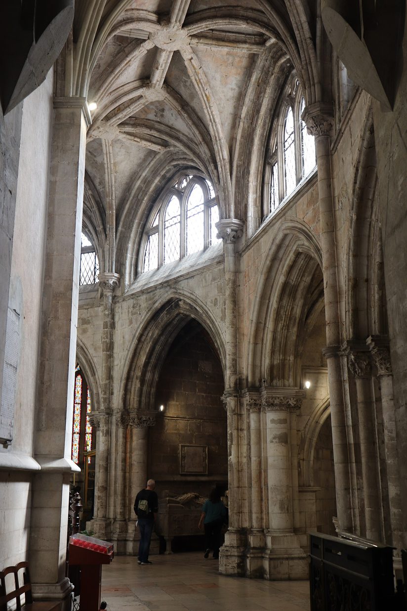 The Gothic ambulatory of Lisbon Cathedral, with pointed arches and tall windows around the chancel