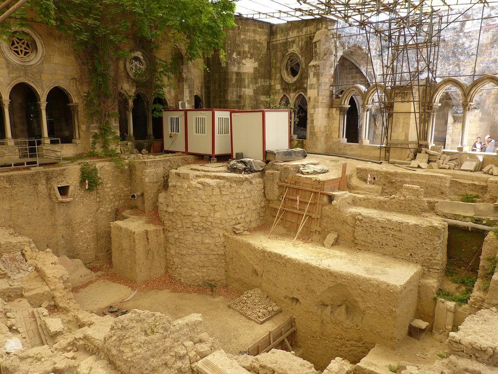 Archaeological excavations in the cloister of Lisbon Cathedral, with Roman and medieval walls below Gothic arcades