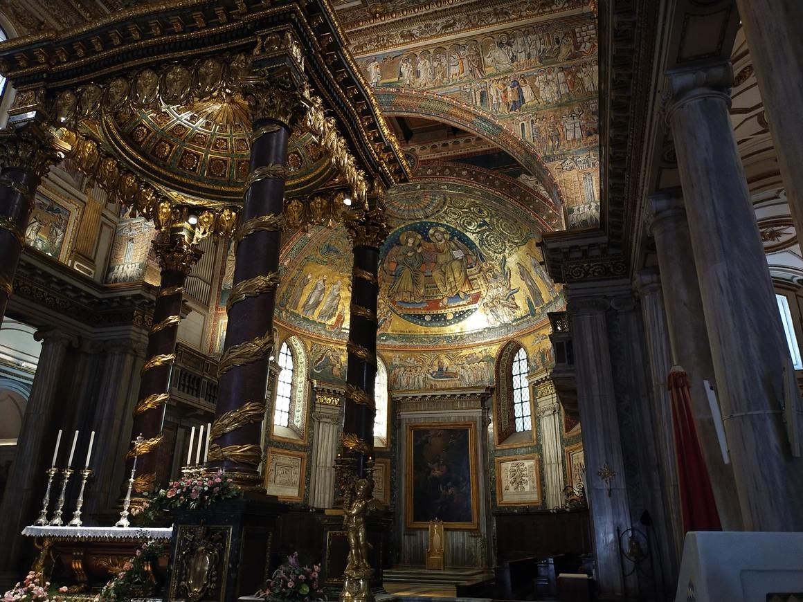 The mosaic-covered triumphal arch and apse of Santa Maria Maggiore