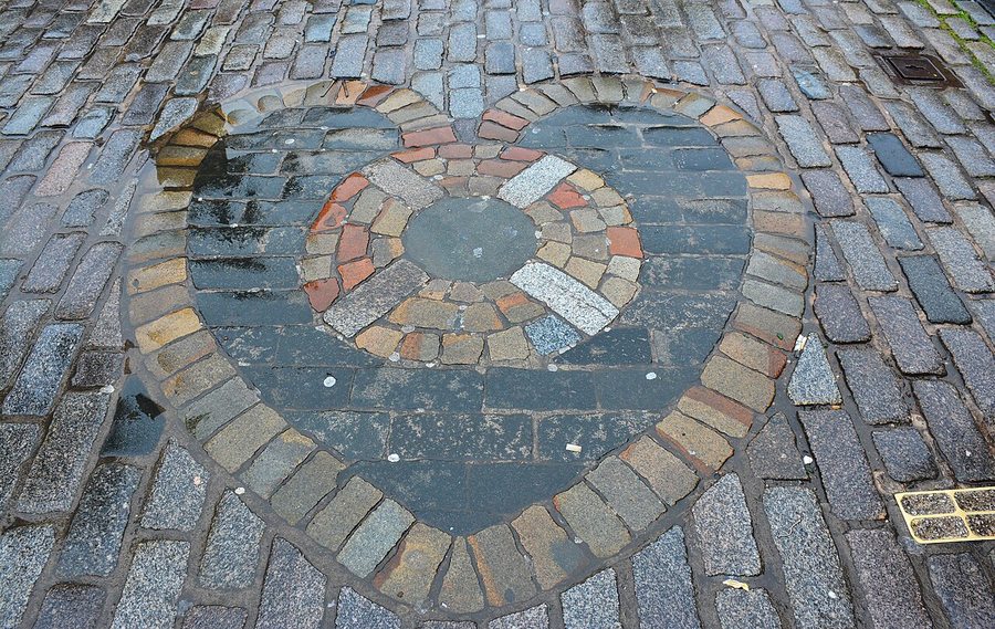 The Heart of Midlothian mosaic set into the cobbles of the Royal Mile
