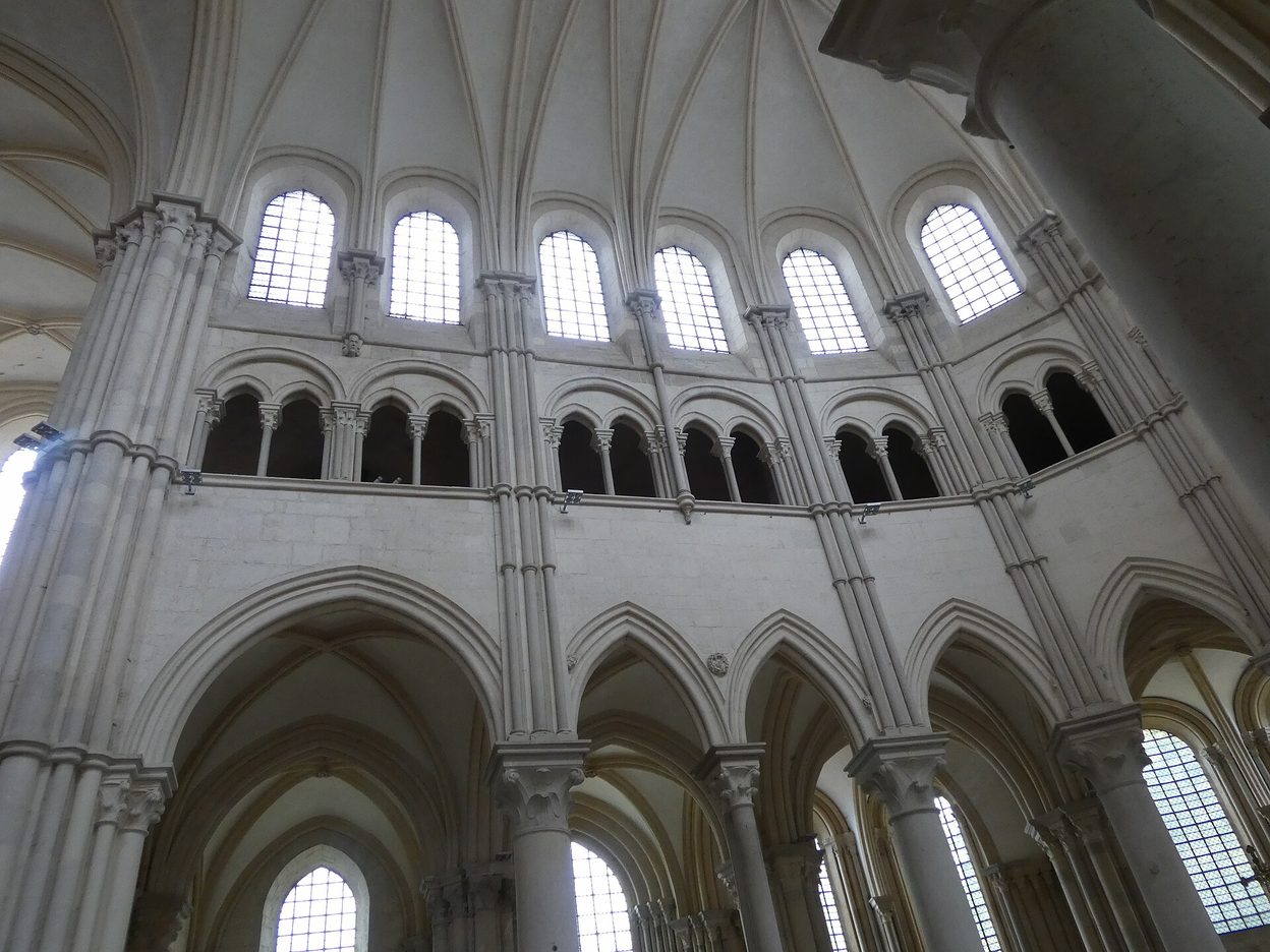The pale early Gothic choir of Vézelay with its tall arcade and clerestory windows