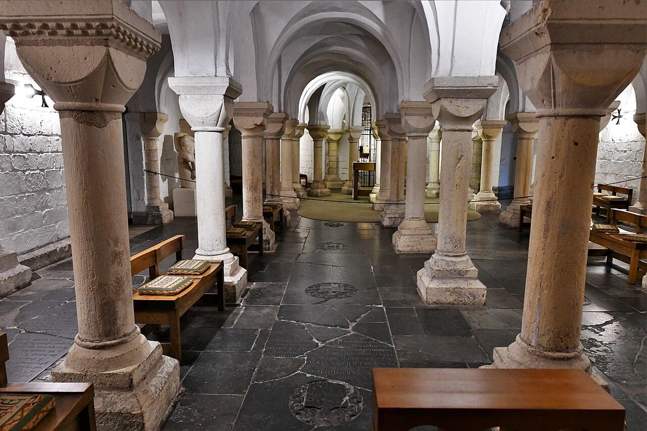 Rows of short Norman columns in the crypt of Worcester Cathedral
